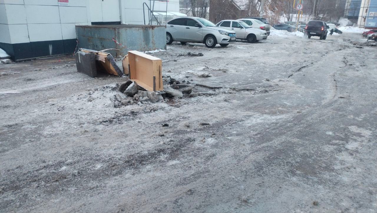 В Самаре без холодной воды остались 12 многоквартирных домов  Сообщение об утечке на трубопроводе холодного водоснабжения поступило МЧС России по Самарской области ранним утром 21 февраля. Авария произошла по адресу улица Ново-Садовая, 212 а.  "На время проведения работ без холодного водоснабжения остаются потребители 12 многоквартирных жилых домов, водоснабжение социально-значимых объектов не нарушено. Ориентировочное время восстановления водоснабжения потребителей 21.00 21.02.2025", - сообщают в ведомстве.  Отключения коснутся дома по следующим адресам: улица Шверника, 2, 14, 16, 22, 24, улица Ново-Садовая, 206, 210, 210/1, 216, 218, 220, улица Солнечная, 15.  Жители перечисленных домов сообщают, что холодной воды нет еще с 19:00 20 февраля. На месте случившегося коммунального ЧП образовался сильный потоп.  Ремонтная бригада на данный момент оценивает поломку и проводит отключение холодного водоснабжения. Со стороны МЧС проходит контроль случившегося.   : ГТРК Самара