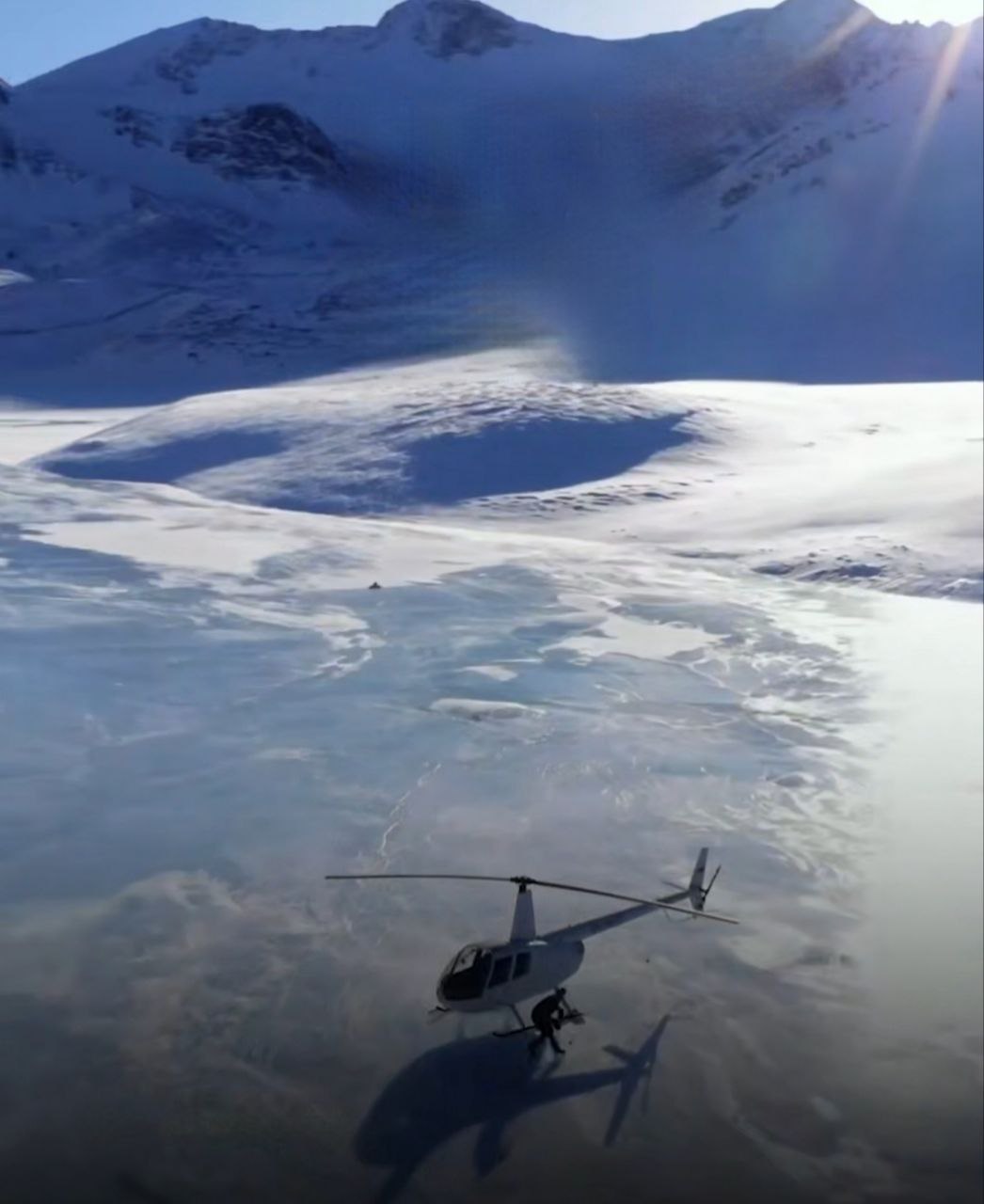 Горно Алтайская транспортная прокуратура проверяет обстоятельства посадки вертолета на поверхность водоёма Сегодня в социальной сети был размещен видеоролик нам котором запечатлено нахождение вертолета на замерзшей поверхности водоема в Республике Алтай Организована проверка исполнения законодательства о безопасности полетов При наличии оснований будут приняты меры прокурорского реагирования