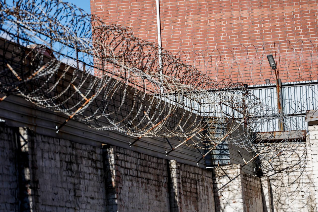 Челябинского экс полицейского осудили за госизмену и диверсию Челябинский областной суд вынес приговор 41 летнему жителю региона признанному виновным в государственной измене и диверсии Он приговорён к длительному лишению свободы Как рассказали в УФСБ России по Челябинской области в сентябре 2024 года мужчина вступил в конфиденциальное сотрудничество с сотрудником украинских спецслужб Под руководством куратора он прошёл обучение конспирации и изготовлению самодельных зажигательных устройств Выполняя полученные указания осенью 2024 года челябинец совершил диверсию на одном из объектов транспортной инфраструктуры Южного Урала В марте 2025 года преступника задержали сотрудники регионального УФСБ Суд учитывая тяжесть преступлений назначил наказание в виде 18 лет колонии строгого режима первые четыре из которых он проведёт в тюрьме Также с него взыскан штраф в размере 694 тысяч рублей и он лишён специального звания старший лейтенант полиции запаса eugenejut