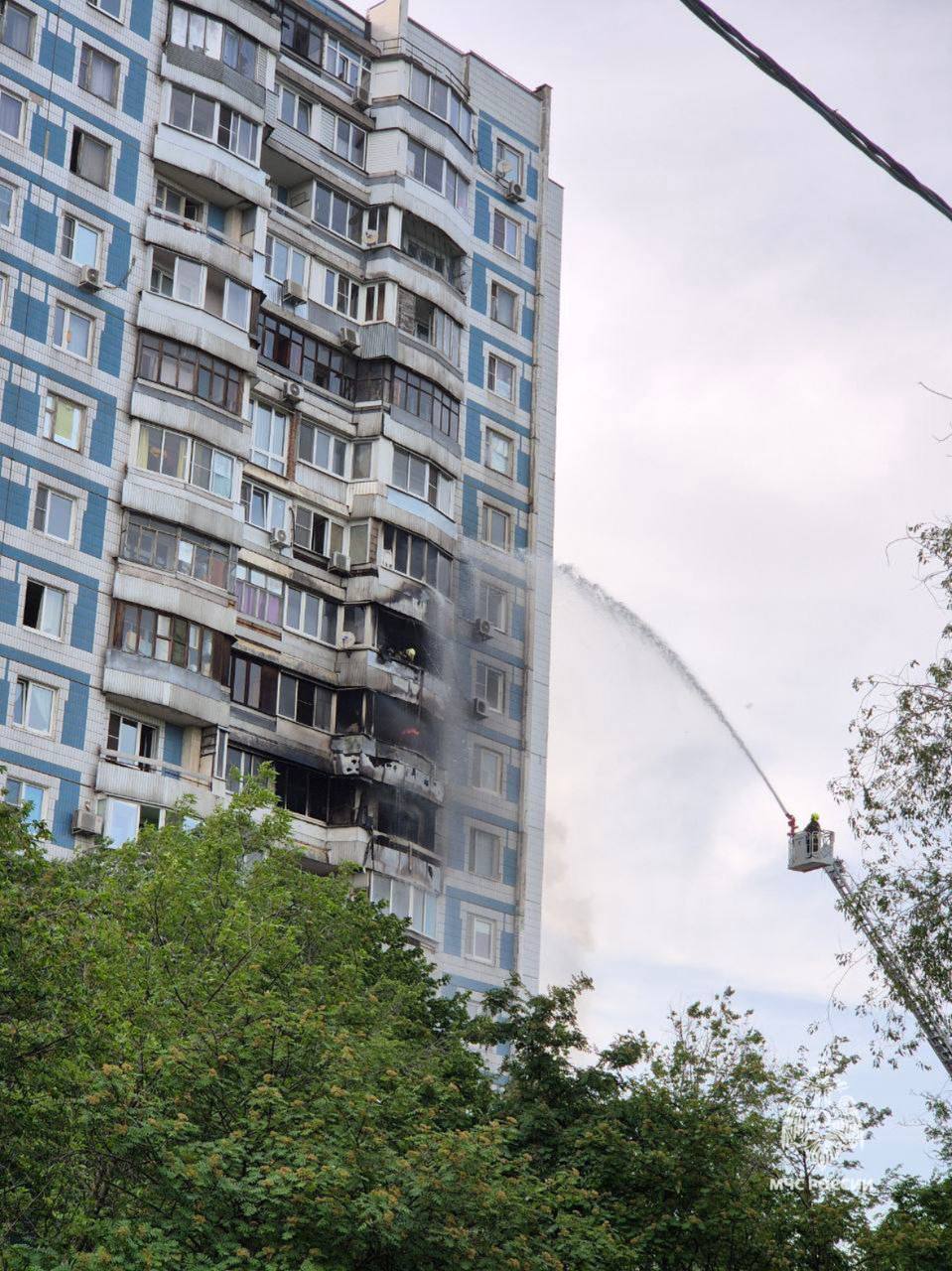 Пожар произошел на балконах пяти квартир в жилом доме в Гурьевском проезде на юге Москвы. Горение с восьмого и девятого этажей ликвидировали на площади 38 квадратных метров. Сведений о пострадавших не поступало.