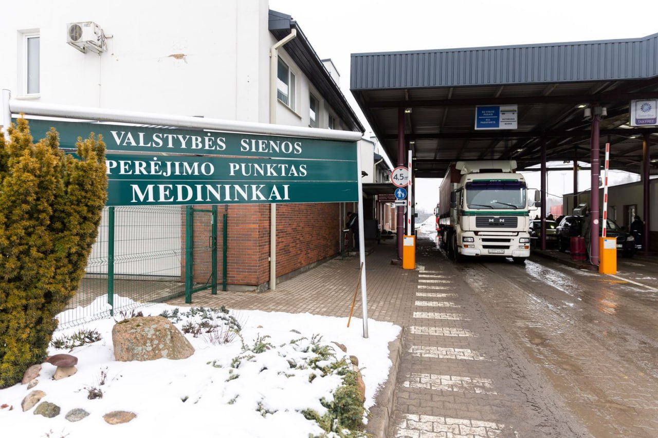 Литва перестала оформлять грузовики днем 24 января  Въезд фур в пункт пропуска Мядининкай с белорусской стороны Каменный Лог приостановлен сообщили в ГПК Это связано с проблемами в работе программного обеспечения таможенных баз Предварительно движение возобновится не ранее 20 00  Легковушки и автобусы оформляются в штатном режиме транспорт Подпишись Минская правда MLYN by