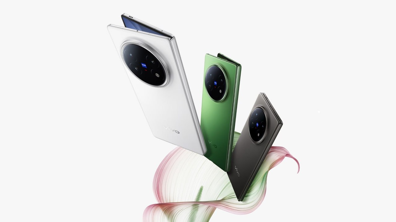 Представлен vivo X Fold5 — самая тонкая раскладушка с поддержкой Apple Watch Компания vivo представила X Fold 5 — самый тонкий складной смартфон на данный момент. Модель доступна в трех вариантах, которые отличаются не только цветом, но и толщиной. Самый тонкий — Титановый черный. При весе 217 гр в сложенном состоянии его толщина составляет 9,2 мм, в разложенном — 4,3 мм. Белый и зеленый слегка толще: 9,7 и 4,55 мм соответственно. Все они защищены от влаги и пыли и «дружат» с Apple Watch, чего не могут другие Android-смартфоны. Стоит отметить, что интеграция с «яблоком» реализована не так бесшовно, как хотелось бы: часы должны быть сопряжены с iPhone. Кроме того, заявленная фишка отсутствует на старте. Ее обещают добавить в ближайшем обновлении. Технические характеристики: • Дисплеи: внешний — 6,53-дюйма, OLED-матрица, 2748×1172 пикселей, 120 Гц, 4500 нит; внутренний — 8,03 дюйма, 2480×2200 пикселей, 120 Гц, 4500 нит; • Процессор: 8-ядерный Snapdragon 8 Gen 3; • Память: оперативная — 12/16 ГБ LPDDR5X; внутренняя — 256/512/1024 ГБ UFS 4.1 • Камеры: основная — 50 МП, 1/1.56″, f/1.57, широкоугольная — 50 MП, 1/2.76″, f/2.05; телеобъектив — 50 MП, 1/1.95″, f/2.55, зум 3x; фронтальная — 20 МП; • Батарея: 6000 мА·ч, быстрая зарядка 80 Вт, беспроводная зарядка 40 Вт; • ОС: Android 15 OriginOS 5 . Модель доступна по предзаказу в Китае по цене от 7 000 юаней ~76 500 руб за базовую комплектацию 12/256 ГБ до 9 500 юаней ~104 000 рублей за флагманский вариант на 16ГБ/1 ТБ.