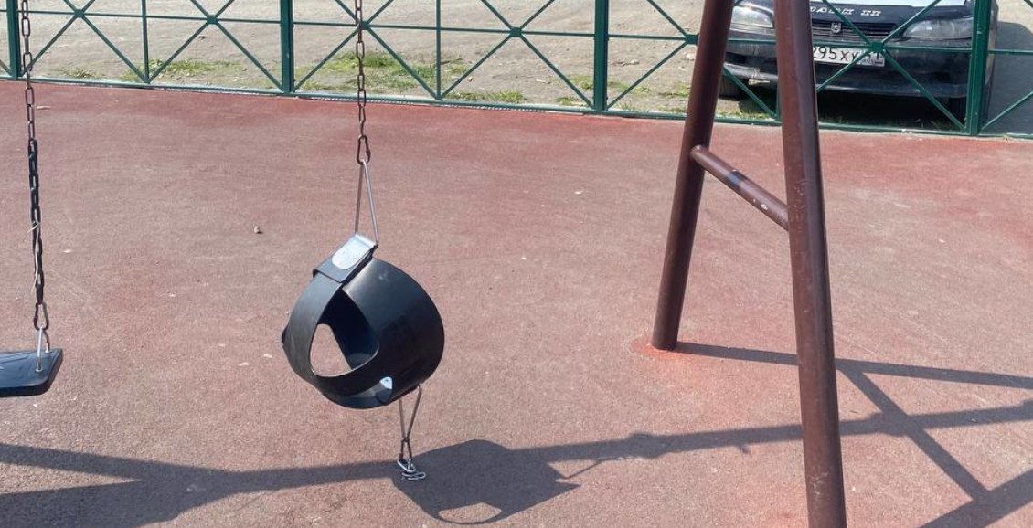 Суровое детство: в камчатском Заозёрном пытаются добиться ремонта площадки Жители микрорайона Заозёрный Петропавловска-Камчатского пожаловались на аварийную детскую площадку. Местной ребятне приходится играть среди разваливающихся горок и оборванных качелей. Нажмите для подробностей -