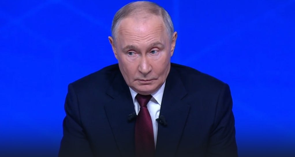 Владимир Путин прокомментировал повышение утильсбора Что касается утилизационного сбора надо прямо и честно сказать в чем дело речь идет о дорогих машинах мощностью 160 лощадиных сил И это затрагивает граждан с хорошими доходами особенно в крупных городах отметил президент По его словам эта мера связана с попыткой Минфина получить дополнительных доход для решения благородной цели экономического развития А также повышение утильсбора поддерживает отечественный автопром На просьбу задававшей вопрос журналистки помочь ей с выбором авто президент ответил Я не могу вам не посоветовать что либо из отечественного автопрома было бы странно если бы я посоветовал что то иностранное