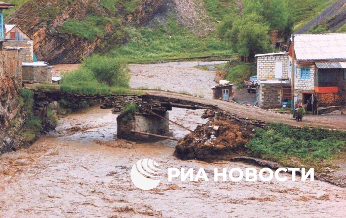 Старинный мост, построенный в XV веке в селе Кунки Дахадаевского района Дагестана, частично обрушился после обильных осадков, сообщили РИА Новости в агентстве по охране культурного наследия республики. Мост был сооружен традиционным способом постройки в горах из деревянных бревен с земляным накатом поверху. Со временем сгнили деревянные части моста, и он стал ограниченно пригодным