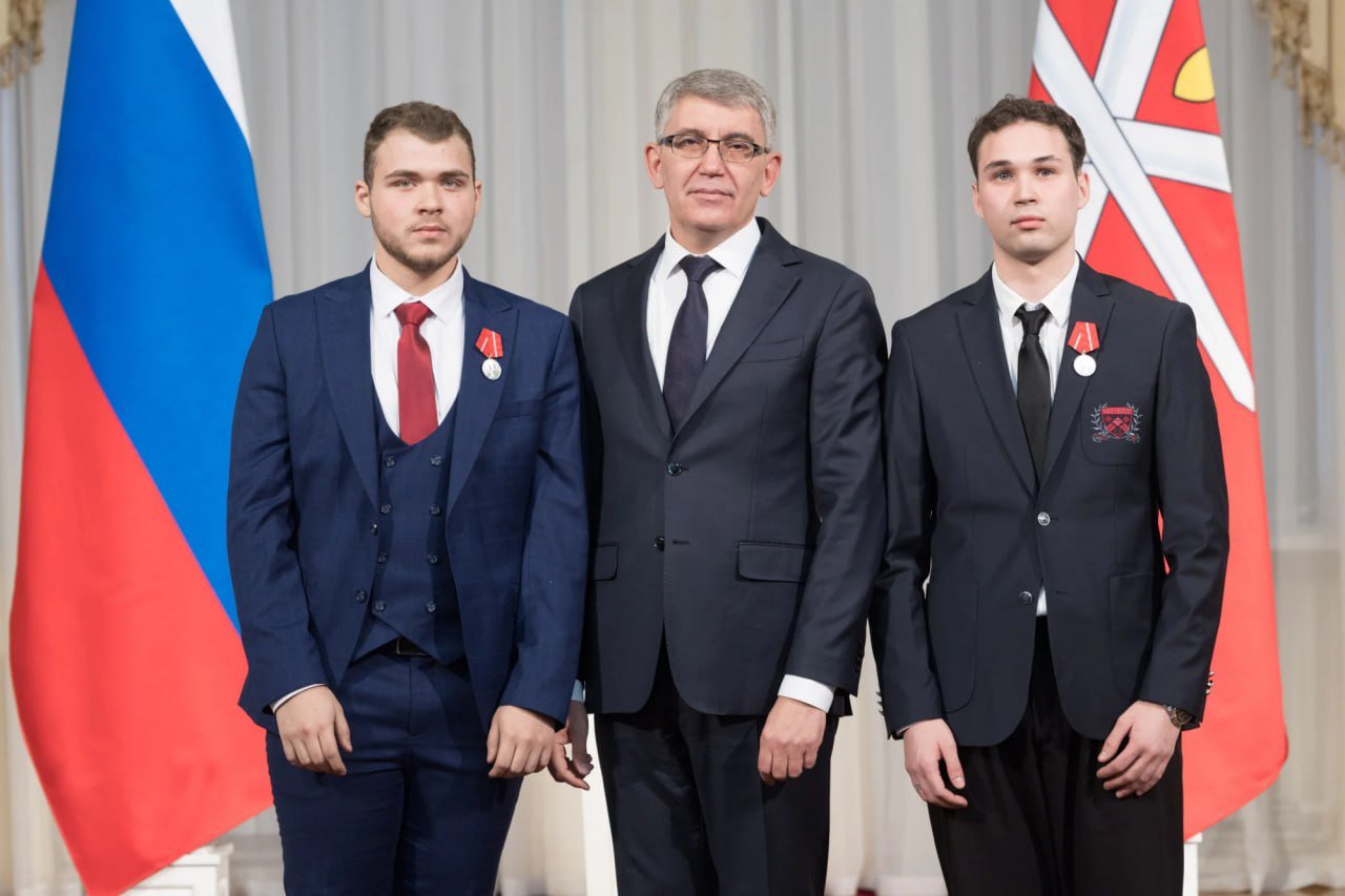 Двое щекинцев спасли девочку от насильника: студент и школьник награждены медалью «Честь и Мужество»     В пятницу, 1 ноября, в Доме Дворянского собрания губернатор Дмитрий Миляев вручил отличившимся тулякам региональные и государственные награды.   В числе награжденных — Владислав Морозов и Егор Селезнев из Щекина.    Напомним, студент и школьник спасли от насильника 14-летнюю девочку. История произошла летом 2023 года. Владислав с товарищем гуляли в районе ж/д переезда в Щекине, когда услышали сдавленный женский крик. Молодые люди побежали на звук и увидели, как в кустах мужчина удерживает девушку. Та кричала и плакала.  Мужчина испугался, увидев парней, и сбежал. Щекинцы не стали его догонять. Сначала они помогли девочке и довели ее до дома, а уже после отправились на поиски насильника. Парни запомнили его приметы и, увидя нужного мужчину рядом с местом преступления, вызвали полицию. Ребятам пришлось удерживать злоумышленника разговорами до приезда полиции. В день поимки насильника возбудили уголовное дело.  Ребятам вручили медали «Честь и Мужество».   Ими награждаются за проявленные отвагу и самоотверженность, в том числе при спасении людей и борьбе с преступностью.