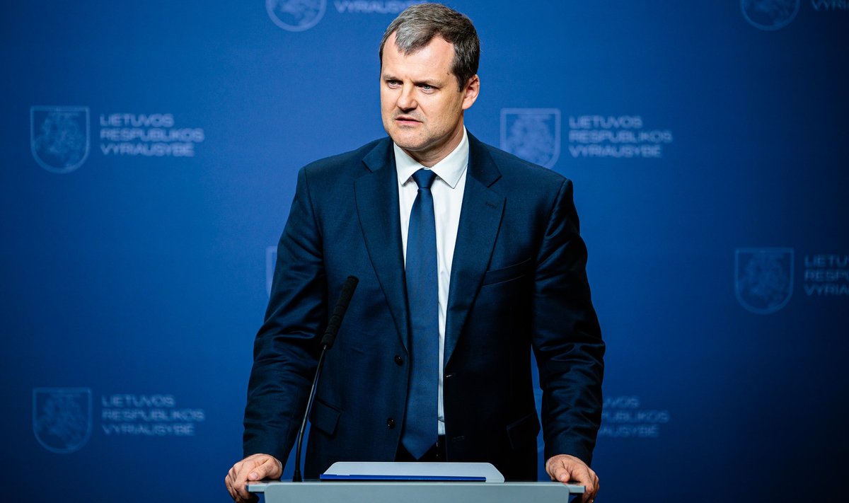 Премьер Литвы о предложении Беларуси возобновить железнодорожное сообщение: мы пока не будем спешить с ответом   После того как появилась информация о предложении Беларуси возобновить пассажирское железнодорожное сообщение с Литвой, премьер-министр Гинтаутас Палуцкас утверждает, что пока не видит возможности сделать это.  „Мы оцениваем  предложение  в контексте всех санкций, войны в Украине и отношений Европейского союза  ЕС  с Россией, поэтому пока не будем торопиться с ответом на эти предложения“, – сказал премьер-министр журналистам в понедельник.   В пятницу стало известно, что Литва получила предложение от Беларуси о восстановлении пассажирского железнодорожного сообщения между странами.    По словам представителя министра коммуникаций и транспорта Лукаса Пашкявичюса, это предложение рассматривается – ожидается оценка министерств внутренних дел и иностранных дел, а также Департамента государственной безопасности.  www.delfi.lt/a/120105335