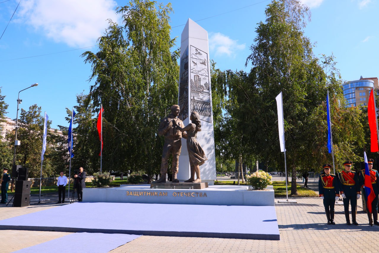 Владимиру Путину понравился памятник героям СВО в центре Челябинска Президент Владимир Путин в ходе встречи с губернатором Алексеем Текслером в Магнитогорске похвалил памятник «Защитникам Отечества» в Челябинске. Его глава страны заприметил на слайде во время доклада губернатора. Мероприятие состоялось на территории Магнитогорского металлургического комбината. Губернатор Алексей Текслер начал свою презентацию с темы поддержки СВО и показал новый монумент на Аллее героев в центре Челябинска. Его открыли в прошлом году в честь погибших военнослужащих. — Какой красивый памятник, — отреагировал Владимир Путин. Алексей Текслер отметил, что этот монумент очень любят семьи. Также глава региона рассказал об уникальном центре поддержки бойцов и их семей. Его филиалы появятся во всех крупных городах области. Голосовать за канал