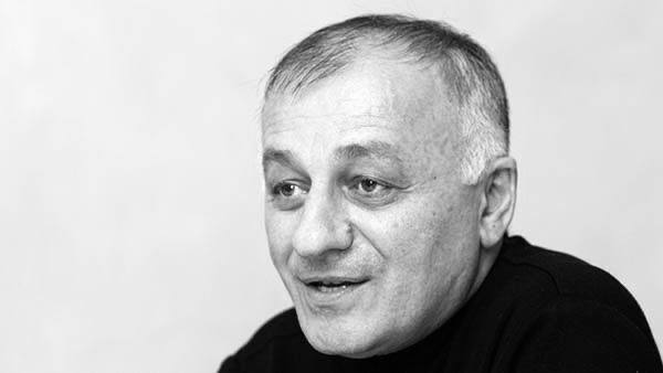 В Дагестане объявлен конкурс региональной журналистики памяти Алика Абдулгамидова Известный российский и дагестанский журналист Алик Абдулгамидов дважды лауреат Международной премии Артема Боровика Честь Мужество Мастерство и дважды лауреат премии Союза журналистов Дагестана Золотой орел был нашим другом и единомышленником Он оставил яркий след в журналистике и общественной жизни республики до конца оставался верен идеалам социальной справедливости честного труда достойной жизни в которой нет места подхалимству и заискиванию перед сильными мира сего Эти идеалы близки и профсоюзам а также исторически определяли образ и поведение настоящих дагестанцев горцев Весть о смерти Алика Абдулгамидова опечалила многих его друзей и товарищей Уверены что весь Дагестан мысленно сопереживал горю его семьи Потому что республика потеряла настоящего патриота и борца за справедливость Мы профсоюзы Дагестана хотели бы внести свою лепту в память о нашем друге И вот совместно с семьей Алика Абдулгамидова дагестанское профсоюзное объединение приняло решение объявить Конкурс на лучшее журналистское произведение за 2025 год памяти Алика Абдулгамидова с поощрением журналистов республиканских СМИ которые подготовят лучшие по мнению жюри работы по профсоюзной тематике Подробности в Положении о конкурсе Надеемся что Конкурс станет заметным явлением в журналистском сообществе и даст еще один импульс к повышению профессионального мастерства представителей пера и микрофона Успехов Абдулла Магомедов Председатель Дагестанского Республиканского Союза организаций профсоюзов ГТРК Дагестан www gtrkdagestan ru RUTUBE SMOTRIM