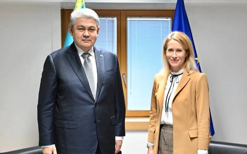 Казахстан и Евросоюз начнут переговоры об упрощении визового режима Я рада объявить что 2 декабря мы официально начнём переговоры по Соглашению об упрощении визового режима и Соглашению о реадмиссии между Европейским союзом и Казахстаном Казахстан уже участвует в программах Horizon Europe и Erasmus и граждане Казахстана проявляют большой интерес к поездкам в Европейский союз После вступления в силу официального соглашения сроки оформления виз административные сборы количество документов сократятся а сам процесс посещения Европейского союза станет проще сообщила Верховный представитель ЕС по иностранным делам и политике безопасности К Каллас Казахстан ЕС Граница Общество Политика centralasianow Подписаться на канал