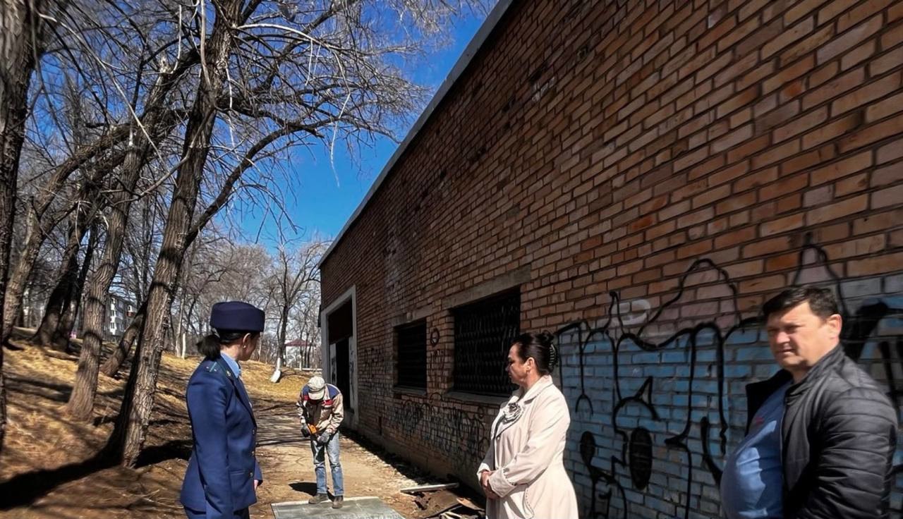 Утром в четверг, 17 апреля, в Спасске-Дальнем ученица 1 класса по пути в школу провалилась в колодец на территории Спасского индустриально-экономического колледжа. Девочке помогли выбраться прохожие, она не пострадала. Однако прокуратура проводит проверку. На место выехал представитель прокуратуры, туда же вызвали чиновников администрации и директора образовательного учреждения. В настоящее время доступ к колодцу ограничен. Источник:
