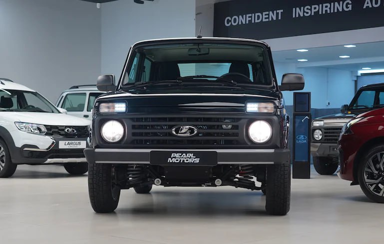 В Дубае начались продажи Lada Niva и Lada Vesta Трёхдверная Niva доступна по цене 64 000 дирхамов, что эквивалентно примерно 1,5 млн рублей. Седан Vesta стоит 83 000 дирхамов, это примерно 1,87 млн рублей. На фото в объявлении представлены автомобили в топ-версии.