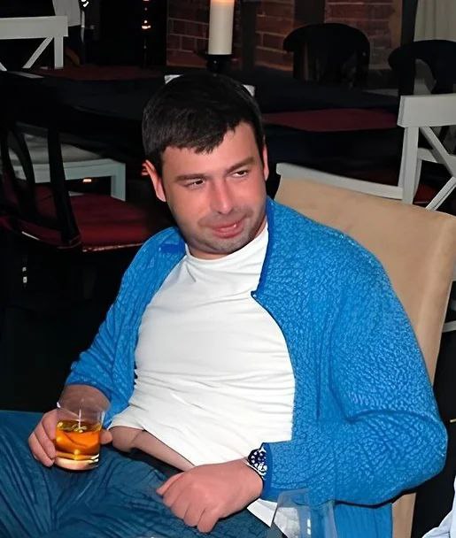 Как много взяток в нем слилось До суда дошло уголовное дело Бориса Ушеровича совладельца ООО Группа компаний 1520 одного из крупнейших подрядчиков РЖД сообщает Коммерсант Судить миллиардера Басманный суд будет заочно Ранее за совершение аналогичного преступления восемь лет получил партнер Ушеровича Валерий Маркелов который через несколько месяцев после вынесения приговора скончался Рассмотрение дела назначено на 29 октября Ожидается что в этот день прокурор изложит обвинительное заключение Свое отношение к нему выскажут адвокаты господина Ушеровича а не сам фигурант процесс над которым пройдет заочно В ходе следствия бизнесмен которому инкриминировали дачу взятки в особо крупном размере ч 5 ст 201 УК РФ скрылся был объявлен в розыск и заочно арестован По версии ГСУ СКР совладельцы ООО Группа компаний 1520 Валерий Маркелов и Борис Ушерович а также бывшие вице президенты Инкредбанка Дмитрий Моторин и Иван Станкевич с 2007 по 2016 год дали взятку на общую сумму более 1 4 млрд руб заместителю начальника управления Т занималось борьбой с правонарушениями в сферах ТЭК и химии Главного управления экономической безопасности и противодействия коррупции ГУЭБиПК МВД России Дмитрию Захарченко PROtransport