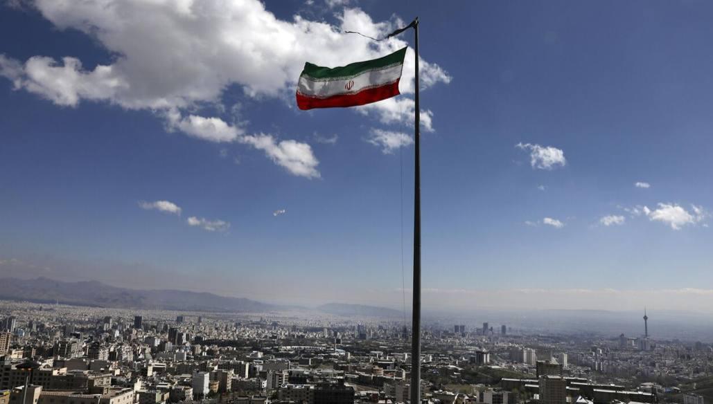 США параллельно с подготовкой к официальным переговорам с Тегераном разрабатывают план действий для переходного периода на случай свержения иранского верховного лидера Али Хаменеи пишет в пятницу портал National со ссылкой на информированный источник близкий к Белому дому В то время как в Омане в пятницу должны встретиться представители США и Ирана уже в эти выходные во Флориде где расположена резиденция президента США Дональда Трампа может состояться встреча представителей американской администрации и влиятельных лиц из иранской диаспоры хотя логистика этого мероприятия сложна говорится в материале К этой работе имеет тесное отношение зять Трампа Джаред Кушнер отмечает портал