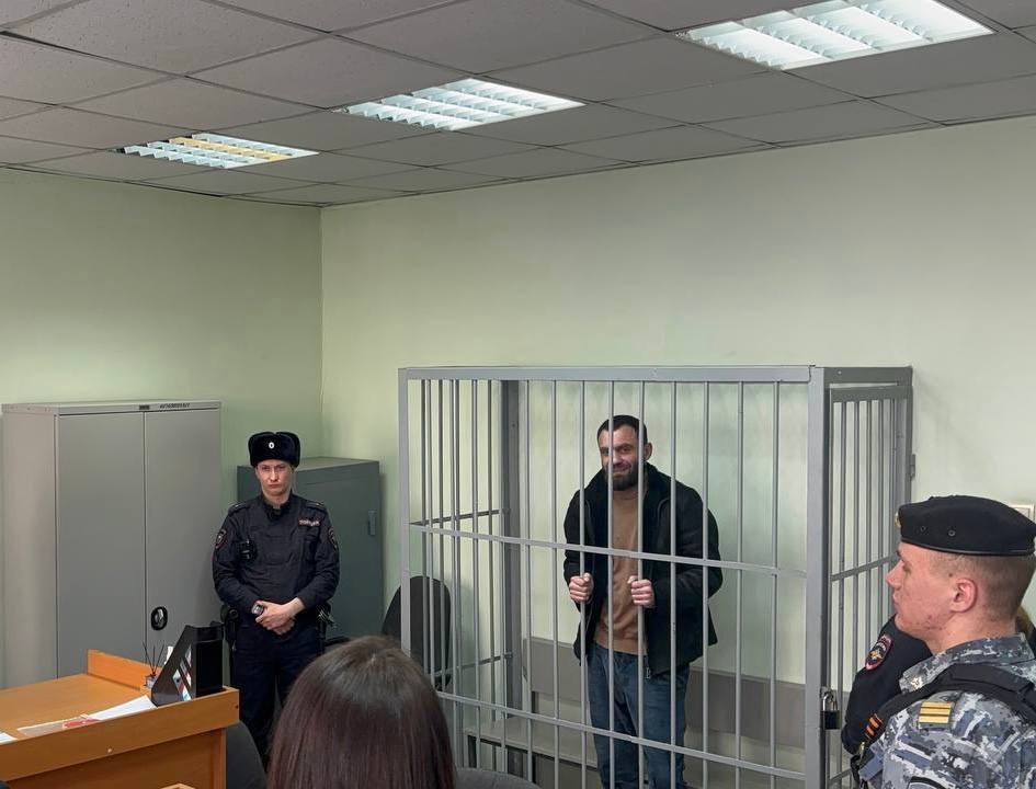 В Свердловской области криминальному авторитету Марселю Гасанову предъявлено обвинение в занятии высшего положения в преступной иерархии, а также публичном оскорблении и угрозе насилия сотруднику СИЗО В ближайшее время так называемый «смотрящий» за регионом предстанет перед судом. По версии следствия, с 2024 года Гасанов контролировал преступную кассу и следил за исполнением уголовно-воровских традиций. В марте 2025 года, находясь под стражей, «авторитет» публично оскорбил сотрудника пенитенциарного учреждения и угрожал ему насилием. Ранее Гасанов, известный в определённых кругах по прозвищам «Марсель Махачкалинский» или «Марс», неоднократно привлекался к уголовной ответственности, в том числе по статьям «Разбой» и «Незаконный оборот оружия и боеприпасов».