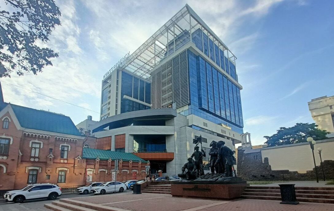 В Ростове на Дону с 1 марта в отели можно заселяться по водительским правам С 1 марта 2026 года в ростовских отелях начнут действовать новые правила Теперь для заселения кроме паспорта РФ можно будет использовать загранпаспорт или водительские права Отказ из за отсутствия внутреннего паспорта станет нарушением Кроме того бронь станет гарантированной отель обязан будет ждать гостя в течение суток с момента планового заезда не имея права аннулировать номер в этот период Как отметил директор департамента экономики города Денис Полюбин изменения сделают правила более современными и удобными для туристов повышая привлекательность всего туристического рынка региона domostroyrf