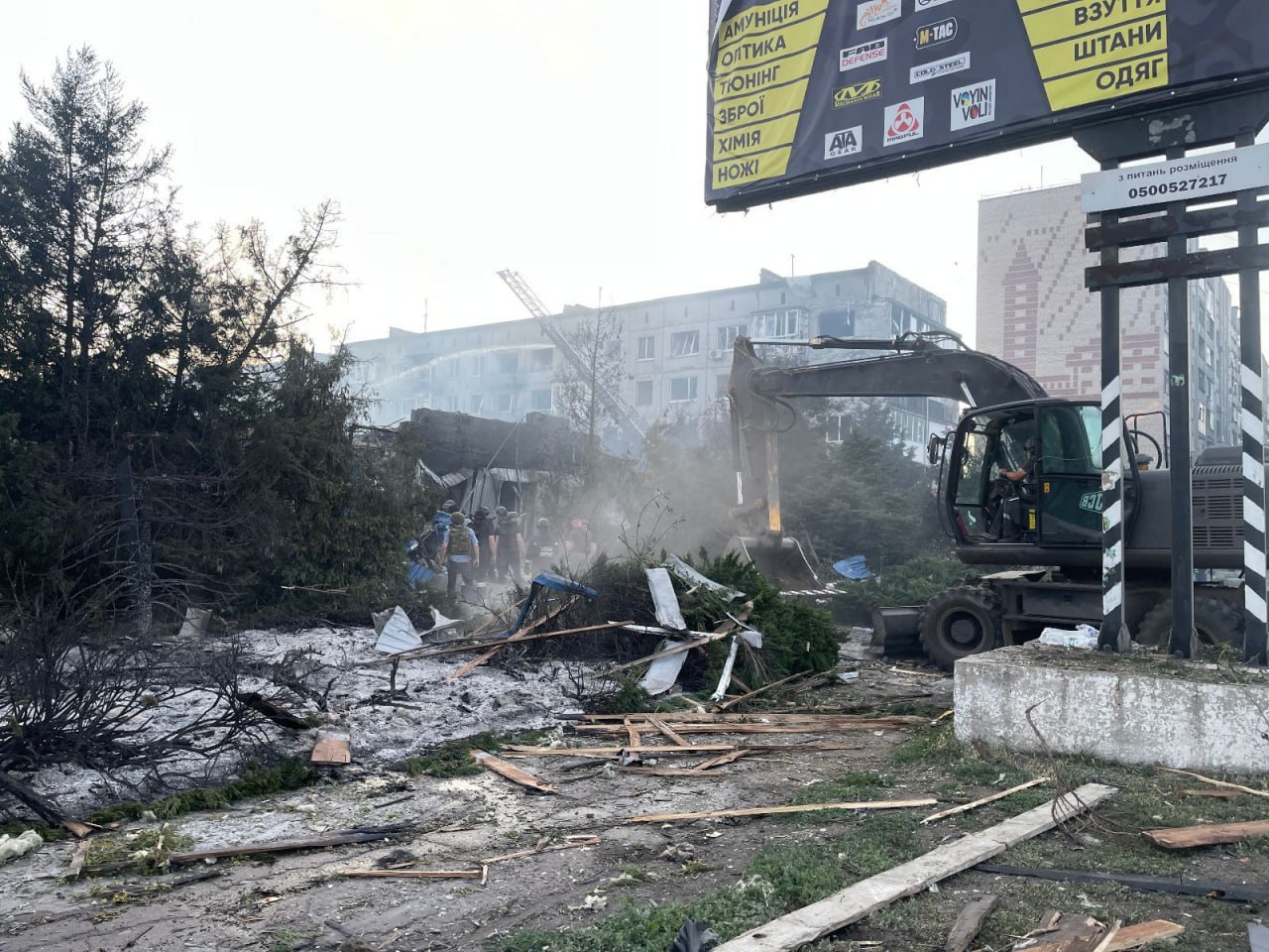 Два человека погибли и 27 пострадали в результате бомбардировки украинского города Доброполье в Донецкой области. Об этом объявил глава областной военной администрации Вадим Филашкин. По его словам, российская армия сбросила 500-килограммовую бомбу на многолюдный ТЦ в центральной части города. Число погибших растёт. Под завалами до сих пор могут оставаться люди. Фото: Вадим Филашкин / Facebook /Новости