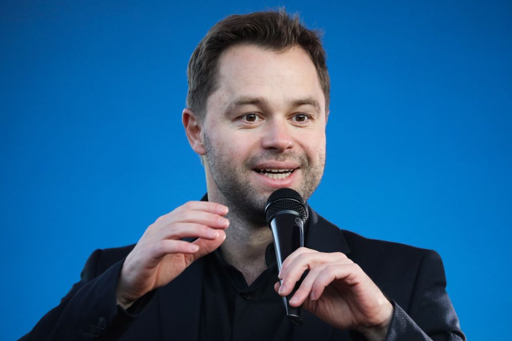 Винницкий городской суд Украины вынес приговор звезде сериала "Универ" Виталию Гогунскому. По данным ТАСС, актеру заочно назначили 12 лет лишения свободы.  Помимо этого, на 12 лет его лишили права занимать должности, связанные с организацией и проведением мероприятий политического характера. Также суд постановил конфисковать имущество Гогунского и взыскать с него в пользу Украины 380 долларов  15 902 гривны  "за траты на проведенную экспертизу".  Напомним, Гогунский - уроженец города Кременчуг Полтавской области. В июне прошлого года Служба безопасности Украины возбудила против него уголовное дело по статьям за оправдание действий России, коллаборационизм и военную пропаганду.  Фото: Елена Афонина/ТАСС