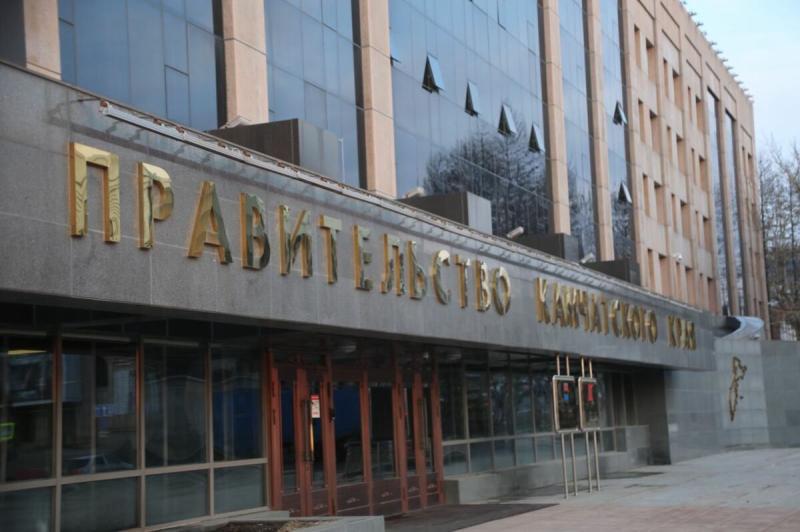 Губернатор Камчатки объявил о новом составе правительства и кабмина края Само правительство будет утверждено после согласования в соответствии с федеральным законодательством и уставом Камчатского края Назначения требующие согласования с депутатами краевого парламента председатель правительства Юлия Морозова вице губернатор Оксана Герасимова руководитель администрации губернатора Сергей Меркулов заместители председателя правительства Евгения Позднякова Николай Киселев Назначения не требующие согласования с депутатами краевого парламента первый вице губернатор Сергей Нехаев заместители председателя правительства Виктория Сивак Наталья Ниценко Тимофей Смирнов Дмитрий Щипицын Денис Прудкий и Вячеслав Черныш Портфели министров распределятся следующим образом министр цифрового развития Григорий Бондаренко министр по чрезвычайным ситуациям Сергей Лебедев министр рыбного хозяйства Андрей Здетоветский министр ЖКХ и энергетики Александр Питиримов министр имущественных и земельных отношений Николай Касеев министр культуры Оксана Прокопенко министр образования Анастасия Захаровская министр природных ресурсов и экологии Виктория Расулова министр социального благополучия и семейной политики Анастасия Федорова министр по внутренней политике и развитию Корякского округа Наталья Шевель министр транспорта и дорожного строительства Александр Сафонов министр труда и развития кадрового потенциала Иван Голованов министр туризма Владимир Русанов министр финансов Александр Бутылин министр экономического развития Галина Басова министр по делам молодежи Виктория Ариарти министр спорта Александр Бондаренко министр лесного и охотничьего хозяйства Вячеслав Пищальченко агентство по информационной политике Екатерина Колч Добавим решение о смене места работы приняли Павел Ясевич Александра Лебедева Сергей Тюлькин Иван Мищенко и Александра Короткова Подписаться Прислать Чат