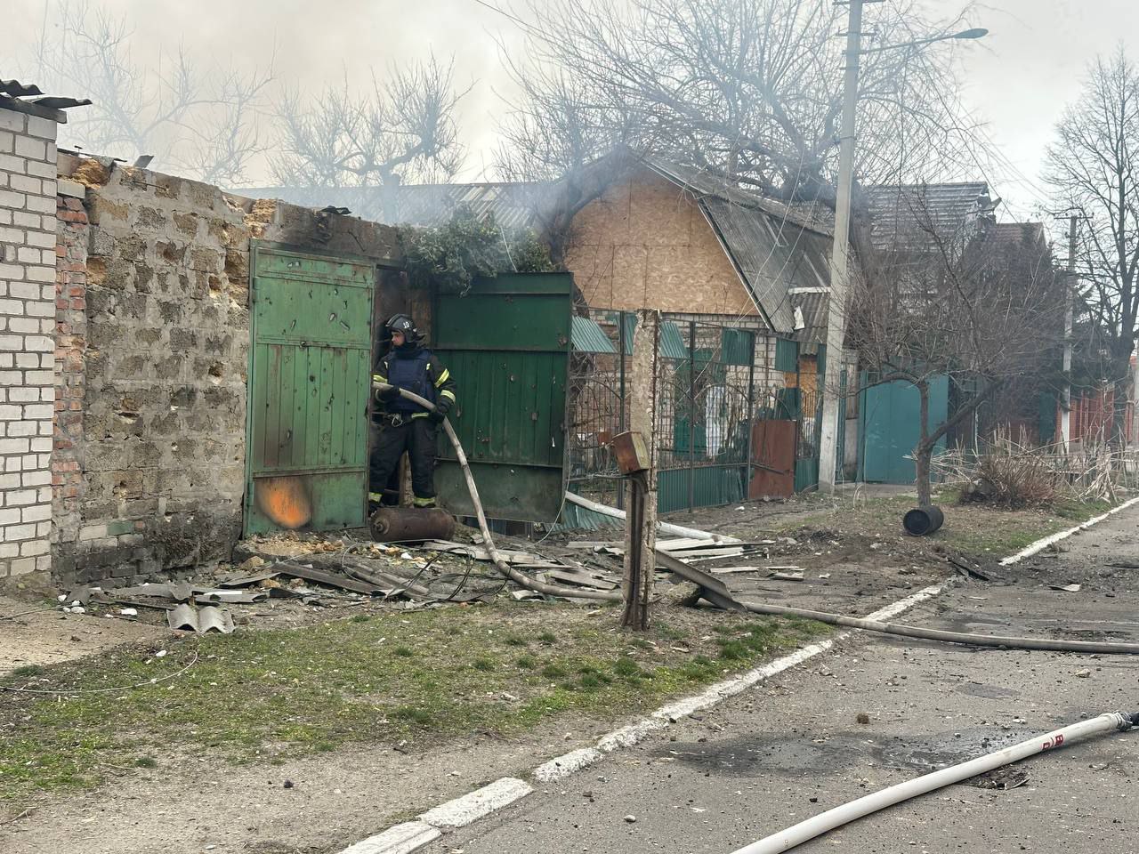 Пожар в гараже потушен  В Новой Каховке горел гараж на 20 квадратных метрах. Погибших и пострадавших нет. На месте работали 4 специалиста и 1автоцистерна 10 пожарно-спасательной части МЧС Херсонской области.  Все случилось в результате обстрела взрывоопасного предмета    Администрации Новокаховского округа