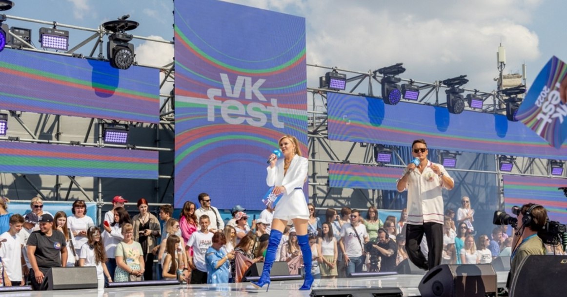 Стали известны площадки и участники фестиваля VK Fest Грядущим летом фестиваль VK Fest пройдет сразу в нескольких городах России: в Москве он состоится в «Лужниках», в Санкт-Петербурге — в Парке 300-летия, в Челябинске — на набережной у Торгового центра, в «Сириусе» — на Медальной площади, в Казани — у Центра семьи «Казан». Также в этом году электронная сцена радио «Рекорд» откроется не только в Питере, но и в столице. Для гостей двух городов на ней выступят Swanky Tunes, DJ Groove, Lady Waks, DJ M.E.G., Filatov & Karas, FEEL и другие популярные диджеи. VK Fest анонсировал и вторую волну артистов пяти городов. Этим летом на сценах Москвы, Питера, Казани, Челябинска и «Сириуса» выступят Сергей Лазарев, Полина Гагарина, Icegergert, DK, Найк Борзов, Jony, Beautiful Boys, Свят, Сироткин, Дора, Лилая, Элвин Грей, passmurny, Плутто, Markul, Captown.