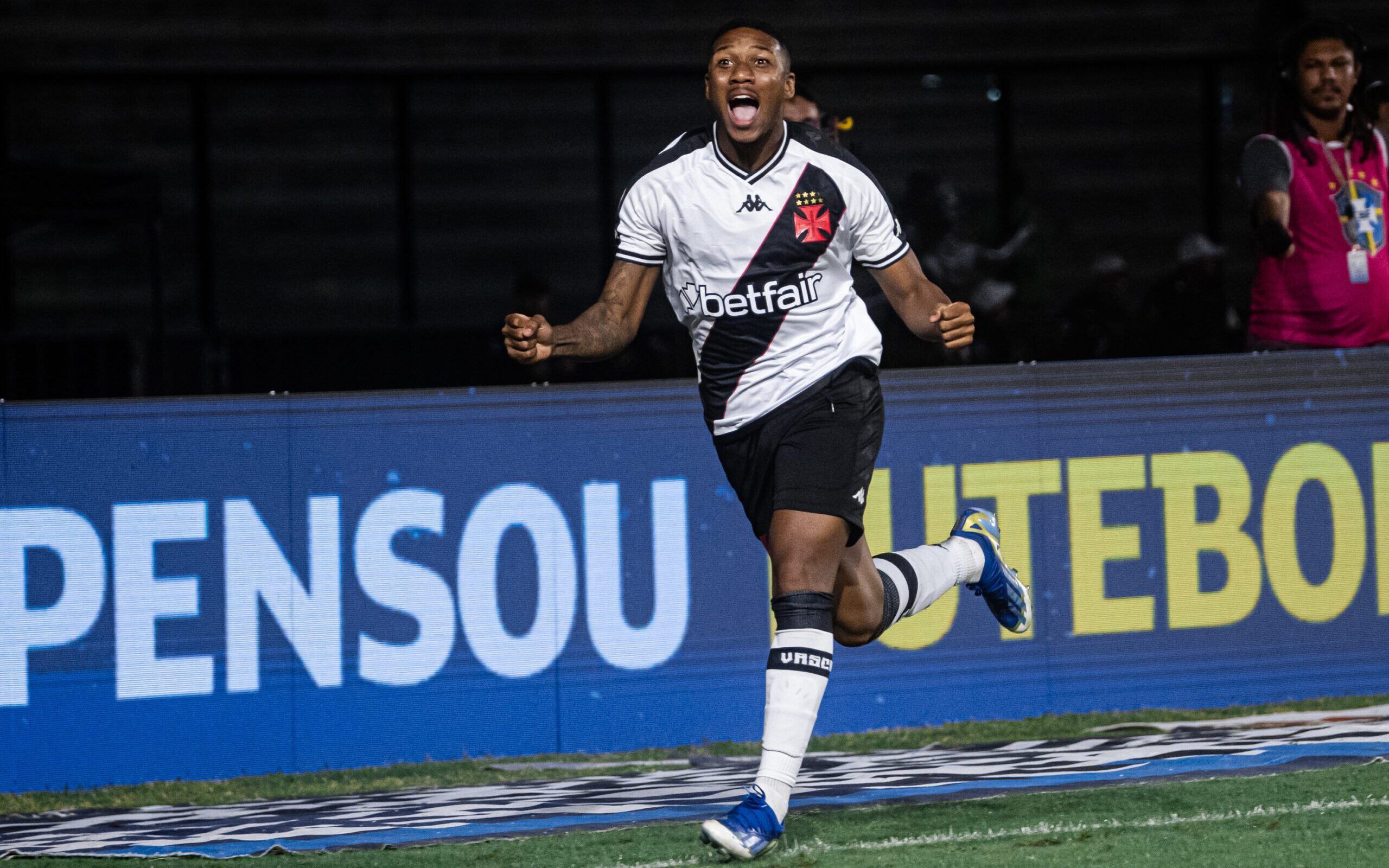 СМИ СПАРТАК ЗАИНТЕРЕСОВАН В 20 ЛЕТНЕМ ЗАЩИТНИКЕ ВАСКУ ДА ГАМА ЛЕАНДРИНЬО Левый защитник Васку да Гама Леандриньо привлёк внимание Спартака утверждает интернет издание Antenados No Futebol ссылаясь при этом на информацию от Canal Atenção Vascaínos Как сообщается ожидается что в ближайшее время московский клуб оформит официальное предложение о приобретении 20 летнего игрока Согласно сведениям источника руководство бразильского клуба не собирается препятствовать переговорам Особенно учитывая что у футболиста не так много возможностей проявить себя в стартовом составе главного тренера Васку Фернандо Диниса из за достаточно высокой конкуренции на флангах обороны бразильской команды