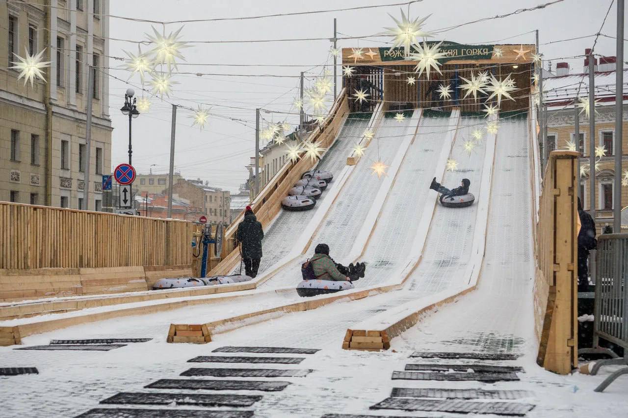 На Дворцовой площади с сегодняшнего дня заработала бесплатная горка Покататься на ней можно будет до 11 января Подписаться