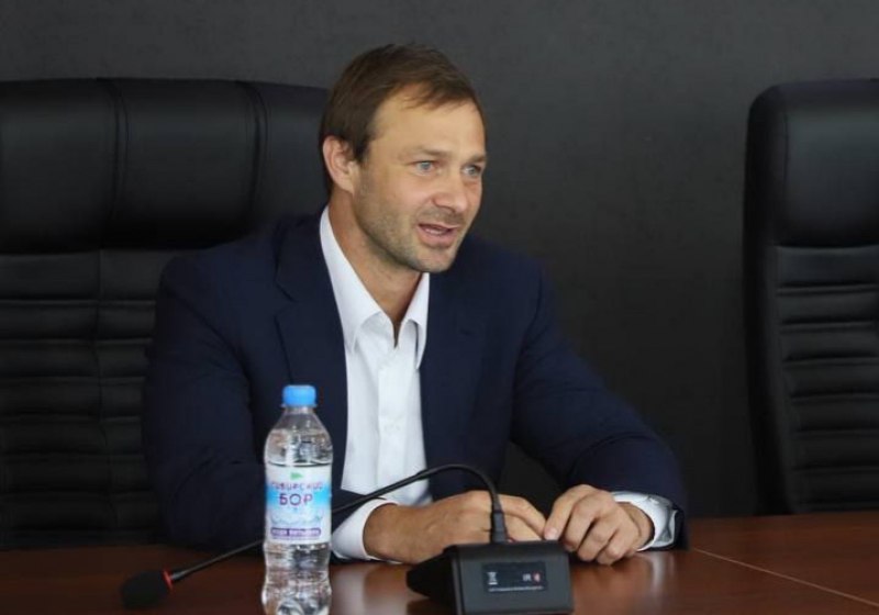 Сычев покидает пост президента омского Иртыша Президент омского ФК Иртыш Дмитрий Сычев объявил об уходе со своего поста Такое заявление он сделал в эфире Матч ТВ Моя история на посту президента Иртыша закончилась Хотел бы поблагодарить губернатора Омской области Виталия Хоценко который сохранил для Омска профессиональный футбол Мы вместе добились большого результата выход в золотой дивизион Надеюсь что будет только лучше сказал Сычев Сычев работал президентом футбольного клуба из Омска с января 2024 года