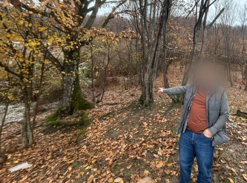 Пойманы с поличным ночная охота на перепелов обернулась уголовным делом Подразделением дознания УВД по г Сочи окончено производство по уголовному делу о незаконной охоте которую пресекли сотрудники краевого уголовного розыска В сентябре двое местных жителей 24 и 31 года организовали в Лазаревском районе охоту на дикого перепела без путёвки и лицензии Вооружившись сачками и фонарями они приехали ночью в охотничье угодье Используя манок имитирующий призывной крик перепела они дожидались подлета диких птиц после чего ослепляли их фонарями и отлавливали По такой схеме мужчины охотились несколько часов пока их не обнаружили полицейские Уголовное дело возбуждено по ч 2 ст 258 УК РФ Незаконная охота Дело уже направлено в суд Санкции статьи до 5 лет лишения свободы Полиция Сочи