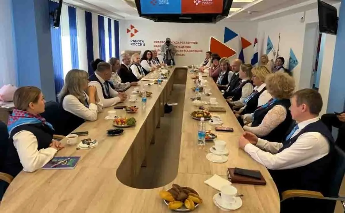 Более 250 тысяч камчатцев трудоустроились с помощью региональной кадровой службы А всего через неё прошло почти полмиллиона человек На Камчатке чествовали сотрудников службы занятости Мероприятие приуроченное к 35 летию организации прошло в Петропавловске передаёт ИА Камчатское время Подробности по ссылке   kamtime ru article 0b928ee7 6e89 42e4 b13e b9d8fc13b524