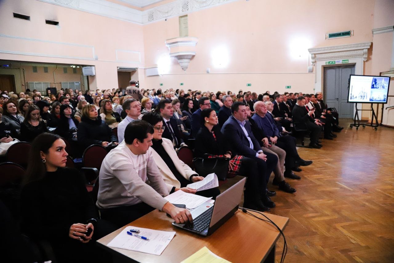 Евгений Наумов: В этом году приступим в Краснодаре к строительству развязки, соединяющей улицы Тихорецкую и Володарского  Об этом глава Краснодара сообщил на встрече с жителями Центрального округа. В ней также приняли участие председатель Гордумы Вера Галушко, заместители главы, глава администрации округа Елена Малова, руководители структурных подразделений администрации города и депутаты.    — Около половины средств, выделенных на программу «25/35», пойдут на объекты, которые частично или полностью находятся в Центральном округе. Уже в этом году приступим к строительству развязки, соединяющей улицы Тихорецкую и Володарского. В рамках проекта нам предстоит построить два путепровода. В целях безопасности ограничим там скоростной режим, — рассказал Евгений Наумов.  Читайте нас:    Телеграм     ВК     Дзен