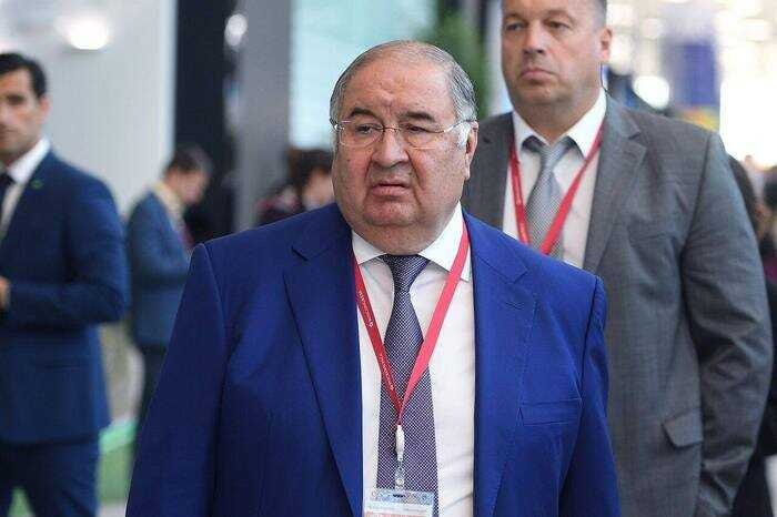 Телохранитель Усманова на миллиардных потоках маркировки За фасадом громких бизнес-имен и масштабных проектов стоит привычная схема — близкие к Кремлю люди распиливают бюджеты через госзаказы. Одним из таких «актеров» стал Василий Нехорошков — телохранитель олигарха Алишера Усманова, неожиданно обретший долю в миллиардном проекте маркировки товаров «Честный знак». Эта система, разработанная «Центром разработки перспективных технологий» ЦРПТ , управляется людьми из окружения Путина и Усманова — среди совладельцев значатся племянник президента Михаил Шеломов, олигарх Юрий Ковальчук и глава «Ростеха» Сергей Чемезов. Усманов, перед началом войны, переписал свою долю на аффилированных лиц, а часть акций, как оказалось, перешла к его охраннику — Нехорошкову. Расследование показало, что Нехорошков более 100 раз за десять лет сопровождал Усманова в поездках, а в телефонных контактах у знакомых он записан как «начальник охраны АБУ». Это не просто телохранитель — это скрытый бенефициар одного из самых доходных проектов, который генерирует миллиарды на обязательной маркировке товаров. Схема очевидна: через подставных лиц и близких охранников распределяются огромные деньги, официально не доходящие до настоящих хозяев. В то время как обычные граждане платят за услугу маркировки, связанные с Кремлем люди зарабатывают на этом миллиарды, маскируя реальные доли за фигурами вроде Василия Нехорошкова. Этот кейс — яркий пример того, как в России под прикрытием инновационных проектов работают схемы вывода средств и покровительство высших кругов власти, где даже телохранитель может оказаться не просто охраной, а полноценным игроком в миллиардных потоках. Источник: ВЧК-ОГПУ
