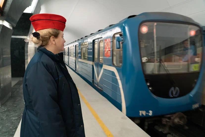 Петербургский метрополитен направит 1 5 млрд руб на охрану станций и тоннелей ГУП Петербургский метрополитен ищет подрядчика для охраны станций и тоннелей На оказание услуг направят 1 5 млрд руб следует из данных сайта госзакупок Подрядчик должен будет обеспечить круглосуточную охрану объектов мобильными группами быстрого реагирования Договор на оказание услуг заключается на срок с 1 ноября 2025 г по 31 октября 2027 г Срок окончания подачи заявок 11 сентября Итоги конкурса подведут 18 сентября Метрострой Северной столицы Подпишитесь на Ведомости Северо Запад