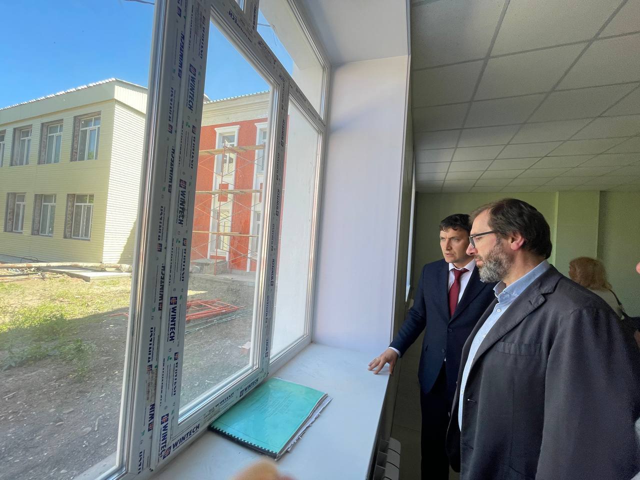 Депутаты Законодательного собрания находятся в рабочей поездке в Братском районе. Наталья Дикусарова, Тимур Сагдеев, Елена Крыжановская под руководством председателя Александра Ведерникова вместе с мэром района Николаем Дружининым проверяют ход реконструкции социальных объектов, ремонт дорог, реализацию проектов народного бюджетирования. Завершается капитальный ремонт Вихоревской школы № 101, активно идет реконструкция общественного пространства «Мемориальный комплекс на площади Ленина», где будут благоустроены площадки памяти участников СВО и Великой Отечественной войны. Также реализуются инициативные проекты во дворах, как, например, «Мама, папа, я - дружная семья». Глава парламента Александр Ведерников отметил, что положительные изменения в районе - это результат системной и планомерной работы региональных и местных властей при поддержке губернатора Игоря Кобзева.