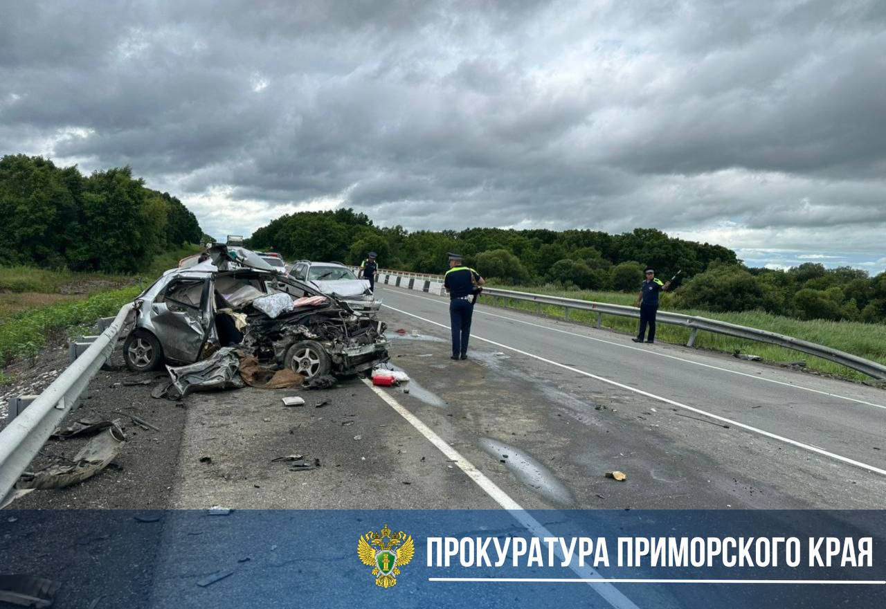 Прокуратура контролирует проверку по факту ДТП с тремя погибшими и двумя пострадавшими Авария произошла 16 июля 2025 года днём на 481 километре + 550 метров автомобильной дороги А370 в Спасском муниципальном районе Приморского края. Водитель КАМАЗа не справился с управлением, выехал на полосу встречного движения и столкнулся с автомобилем Mazda Demio. После этого Mazda Demio столкнулась с Toyota Caldina. В результате ДТП водитель КАМАЗа, а также пассажир и водитель Mazda Demio погибли. Травмы различной степени тяжести получили 2 пассажира Mazda Demio, в их числе 10-летний мальчик. На место происшествия для координации работы правоохранительных органов и специальных служб выехал исполняющий обязанности прокурора города Спасска-Дальнего Максим Истопленников. Прокуратура взяла на контроль проверку по факту ДТП и даст оценку законности итогового решения.