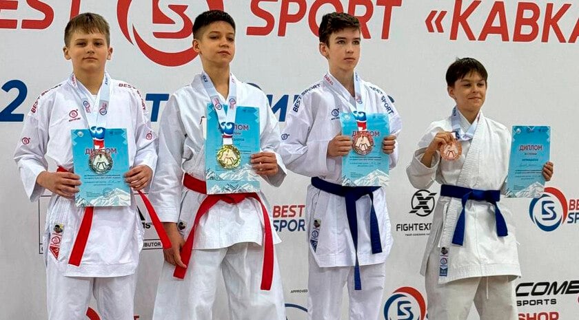 Спортсмены из Запорожской области завоевали пять медалей на «Кубке Best Sport „Кавказ“  Запорожскую область представляли 17 спортсменов и 3 тренера. По итогам турнира серебряные медали завоевали Максим Казакевич и София Напрасная. Бронзовые награды получили Дмитрий Казанчук, Максим Лобарчук и Карина Лазарева. Соревнования собрали более 1000 участников со всей России.  «Поздравляем спортсменом с заслуженными наградами и желаем достижения новых высот», — поздравили юных спортсменов в министерстве спорта и туризма региона.  #ЗАНмолодежка     , VK и ОК и читайте новости на нашем сайте