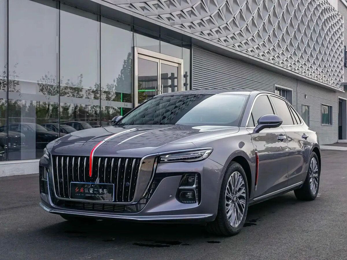 Hongqi хочет локализоваться в России несмотря на проект с Aurus Мы писали о том что FAW рассматривает в консорциуме с КамАЗом и Газпромом проект сборки массовых моделей Hongqi под брендом Aurus Это нужно для такого чтобы загрузить бывший завод Toyota в Санкт Петербурге Меж тем сам бренд Hongqi рассчитывает запустить сборку под своим именем на одном из предприятий в России пишет Автопоток со ссылкой на главу российского офиса компании Ивана Савельева