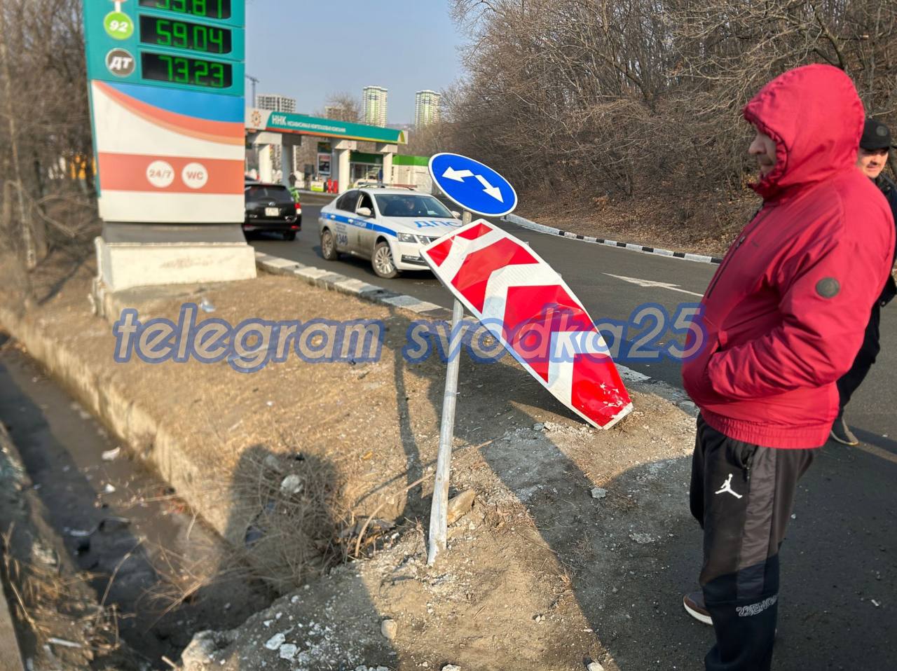 ⏺Во Владивостоке на Бородинской водитель снес знак и перевернул Toyota Vitz  Водитель Витца не справился с управлением и совершил опрокидывание, захватив с собой дорожный знак.  Источник АВТОГАРАНТ    Админу