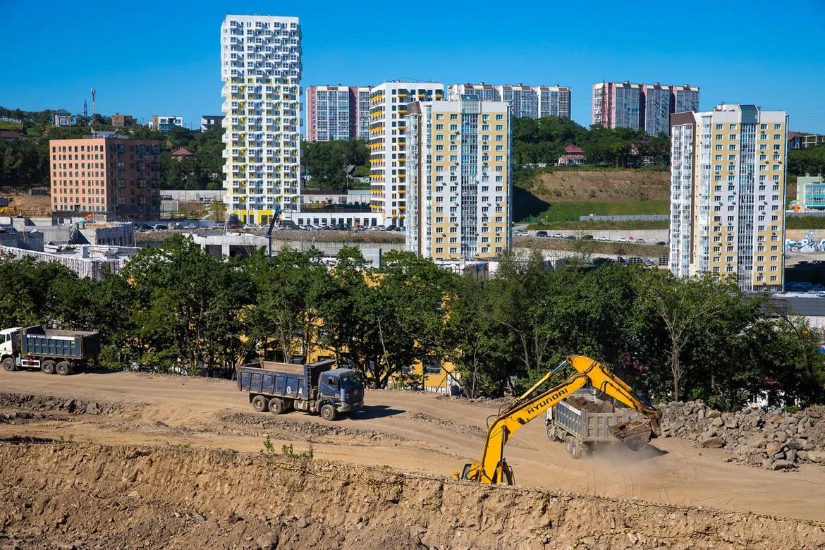 В микрорайоне Патрокл появятся новые дома и социальные учреждения.   Перспективы развития района обсудили сегодня глава Владивостока Константин Шестаков и гендиректор «Дом.РФ» Виталий Мутко.   В этом году в рамках реализации мероприятий мастер-плана развития города и реализации средств специального казначейского кредита здесь появится почти 2.8 км новой и комфортной улично-дорожной сети.    Мэр Владивостока и руководитель «Дом.РФ» в ходе встречи также посетили площадку строящегося жилого комплекса «ДОМ на Востоке» в районе Басаргина, 2.    Здесь появятся несколько жилых комплексов, при этом для удобства покупателей предусмотрят как отделку вайт бокс, так и ремонт под ключ.   Как подчеркнул глава Владивостока Константин Шестаков, муниципалитет заинтересован в развитии микрорайона.   Руководитель «Дом.РФ» Виталий Мутко поручил специалистам детально проработать вопросы сотрудничества с городской администрацией.   К слову, полностью завершить строительство этого современного и перспективного района планируется к 2030 году.  #ДомРФ