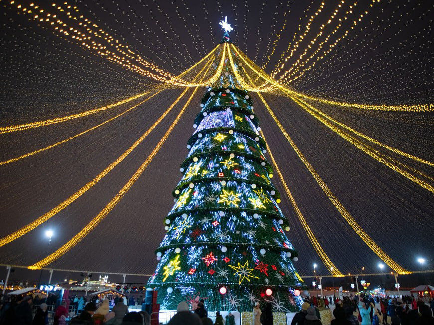 Демонтаж елки у Центра семьи Казан начнется уже в этот четверг Открыли ее напомним 23 декабря   entermedia io news demontazh elki u tsentra semi kazan nachnetsya 15 yanvarya