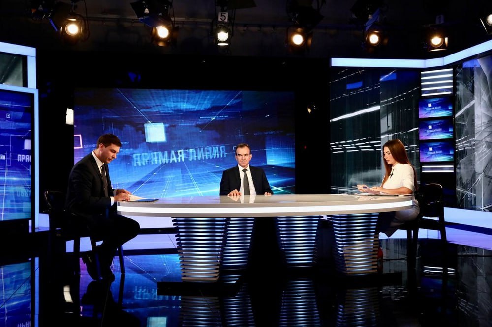 Вениамин Кондратьев проведет Прямую линию с кубанцами 5 декабря В этом году традиционный эфир губернатора состоится 5 декабря на телеканале Кубань 24 Уже с завтрашнего дня 25 ноября начинается прием вопросов Как обещает губернатор ни одно обращение не останется без ответа даже те вопросы которые не прозвучат в эфире будут изучены и взяты в работу Способы задать вопрос Телефон 8 861 268 60 44 Чат бот в Max Вопрос Губернатору Краснодарского края Портал Госуслуги В прошлом году на Прямую линию поступило рекордные 11 2 тыс вопросов Ожидается что в этом году активность жителей будет еще выше Всё о событиях на Кубани в MAX