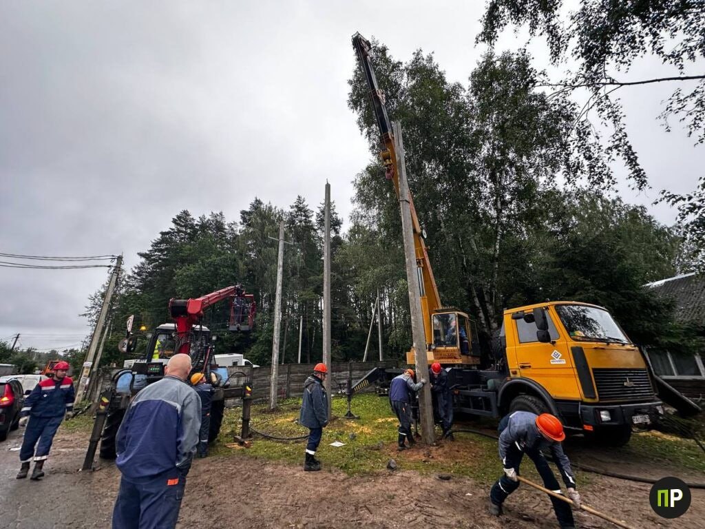 Председатель Миноблисполкома Алексей Кушнаренко поздравил работников и ветеранов энергетической отрасли с профессиональным праздником Энергетический комплекс Республики Беларусь это многогранная и самодостаточная система которая является основой успешного развития всех отраслей национальной экономики стабильной работы промышленного сектора социальных объектов повышения комфортности проживания наших граждан отметил губернатор Минщины По словам Алексея Кушнаренко достижения в отрасли реализуются благодаря главной ценности энергосистемы крепкому сплоченному коллективу настоящих профессионалов которые ежедневно порой отдавая последние силы в самых сложных погодных условиях трудятся на благо всей страны Председатель Миноблисполкома пожелал работникам энергетической отрасли не останавливаться на достигнутом Пусть ваши достойные результаты труда вдохновляют на самые высокие достижения и позволяют смело идти в ногу со временем Крепкого здоровья добра и благополучия с праздником