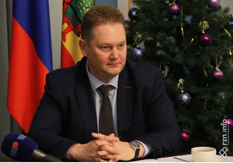 Арестован генерал ФСБ Сергей Ерофеев Московский гарнизонный военный суд арестовал экс главу УФСБ по Рязанской области с 2017 по 2022 год генерал майора Сергея Ерофеева В последнее время он курировал АПС одно из оборонных предприятий Ростовской области до Рязани Ерофеев был первым заместителем начальника управления ФСБ по Ростовской области В чем его обвиняют неизвестно