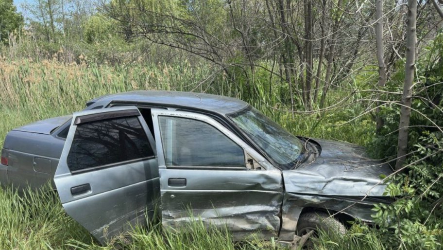 Два автомобиля столкнулись в Херсонской области, пострадала женщина В Скадовском округе Херсонской области произошло столкновение двух автомобилей, в результате которого пострадала пассажирка. Об этом сообщает ГУ МВД по Херсонской области. «По предварительным данным, 22 мая 2025 года около 10.30 час. 42-летний водитель, управляя автомобилем „Ниссан Альмера“, двигаясь по автодороге со стороны с. Александровка в сторону с. Малоалександровка, совершил столкновение с автомобилем „ВАЗ-21101“ под управлением 31-летнего водителя, который двигался во встречном направлении», — сообщили в ГУ МВД по Херсонской области. В результате аварии 47-летняя пассажирка «ВАЗ-21101» с травмами была доставлена в больницу. Сотрудники полиции в настоящее время устанавливают все обстоятельства произошедшего дорожно-транспортного происшествия. Фото: ГУ МВД РФ по Херсонской области , VK и ОК и читайте новости на нашем сайте