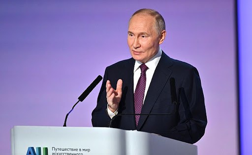 Президент утвердил перечень поручений по итогам конференции «Путешествие в мир искусственного интеллекта»  Правительству, в частности, поручено:   обеспечить методологическую поддержку использования технологий искусственного интеллекта в сфере государственного и муниципального управления;   представить предложения по расширению использования технологий искусственного интеллекта для дополнительного обучения и консультирования школьников по общеобразовательным предметам;   обеспечить проведение в России стратегической сессии  международного форсайта  по фундаментальным и поисковым исследованиям, направленным на дальнейшее развитие искусственного интеллекта.  Кроме того, кабмину совместно со Сбербанком необходимо обеспечить дальнейшее сотрудничество с КНР при проведении технологических исследований и разработок в сфере искусственного интеллекта, а также рассмотреть вопрос о выпуске международного журнала о развитии технологий искусственного интеллекта в России.    Оперативно о политике