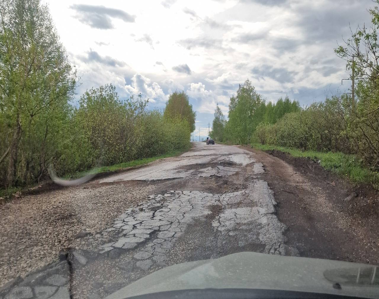 “Обратите внимание на дороги в Салавате”: житель города написал Главе Башкирии Радию Хабирову В своём сообщение он попросил обратить внимание на то, какие дороги в Салавате. Мужчине ответили представители администрации города. Они сообщили, что ремонт указанного участка дороги западного въезда дорогостоящий. “Изыскиваем финансирование. Кроме того, дорогу продолжает подмывать грунтовыми водами, образуются новые провалы. Как временную меру, участок частично отфрезеровали и засыпали щебнем. Ремонт проезжей части выполним ориентировочно до конца мая”, - начальник управления городского хозяйства администрации Салавата Юлия Будаева. Фото: Игорь Рябов