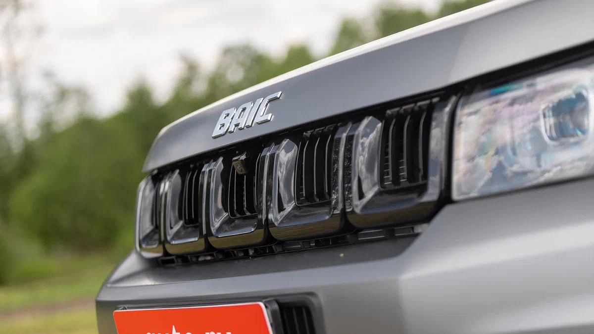 BAIC готовит для России новые модели их будут собирать на Автоторе Компания объявила что к выходу на наш рынок запланированы две новинки Они поступят в продажу до конца 2026 года однако какие именно это автомобили не уточняется Выпускать их будут на калининградском заводе Автотор где BAIC также намерен увеличить уровень локализации уже выпускаемых моделей за счёт перехода на производство по полному циклу Это отмечают в компании позволит достичь необходимого уровня для участия в федеральных программах Журнал Авто ру online