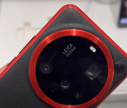 Xiaomi 16 Ultra оснастят ярко красным логотипом Leica чтобы подчеркнуть мощь камер GSMArena GSMArena сообщает со ссылкой на инсайдера That Kartikey что грядущий фотофлагман Xiaomi 16 Ultra получит очень заметный логотип Leica на тыльной крышке У нового флагмана сзади будет красоваться красный круг с белой надписью Leica Выглядеть это должно как то так Такой значок размещен на коробке от Xiaomi 15 Ultra но на самом смартфоне лого сделано в более спокойном дизайне и особо не привлекает внимание