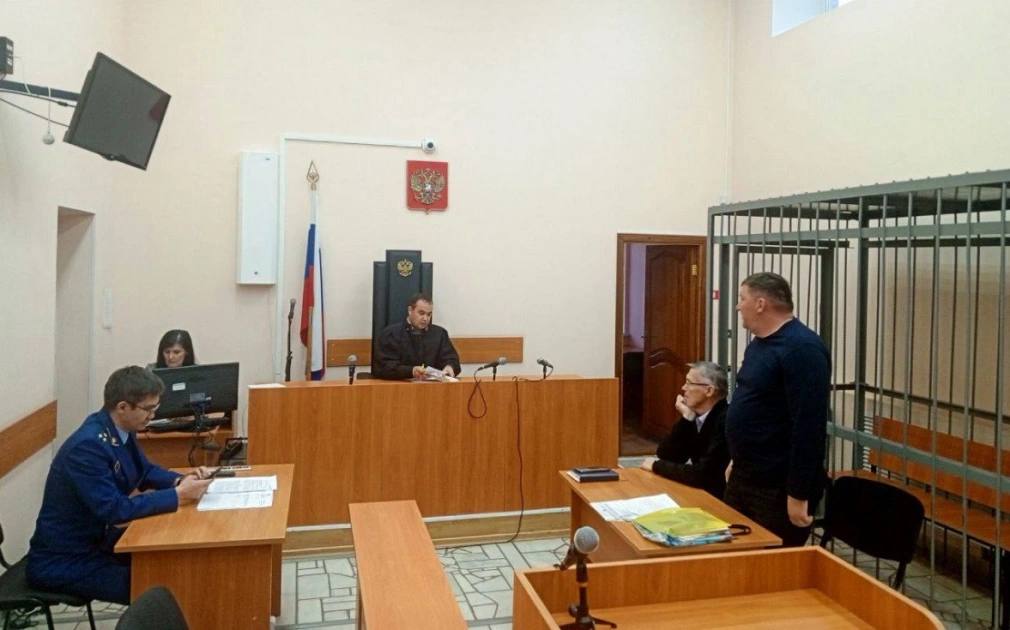 Мэра Мелеуза и экс замглавы района обвиняют в посредничестве во взятке Главу Мелеуза и бывшего заместителя главы администрации Мелеузовского района Башкирии обвиняют в посредничестве во взяточничестве в крупном размере сообщили в прокуратуре республики По данным РБК Уфа фигуранты дела мэр города Олег Воробьев и экс замглавы районной администрации Альберт Таймасов Следствие считает что с августа по сентябрь Воробьев и Таймасов предложили главе района взятку в 200 тыс руб за незаконное заключение договора аренды земли под размещение нестационарного торгового объекта в интересах предпринимателя Глава района отказался от взятки и сообщил правоохранителям Олега Воробьева суд отправил под домашний арест Альберта Таймасова отправили под стражу до 17 декабря РБК УФА