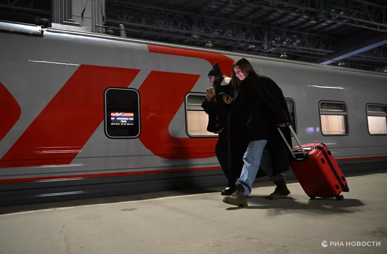 РЖД в новогодние праздники назначат более 700 дополнительных рейсов поездов дальнего следования В частности это направления из Москвы в Адлер Санкт Петербург Нижний Новгород Иваново Казань Воронеж Ярославль Челябинск Оренбург Уфу Ульяновск Волгоград Астрахань и другие города Всего с 26 декабря по 12 января в поездах дальнего следования будет предложено более 5 5 млн мест Ожидается что пиковыми датами отправления пассажиров в новогодние праздники станут 30 декабря и 11 января Подписаться на РИА Новости экономика Все наши каналы